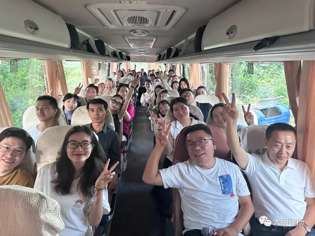 “哀牢披青衣，银河挂云端。缘来大朋人，律韵揽芳华。”——2023年云南大朋律师事务所年中